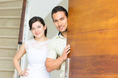 Yeni evleri için kapı açma mutlu çekici çift