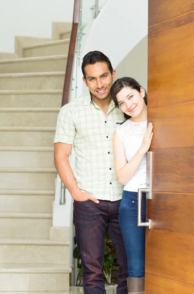 Happy attractive couple opening the door to their new house — Stock Photo, Image