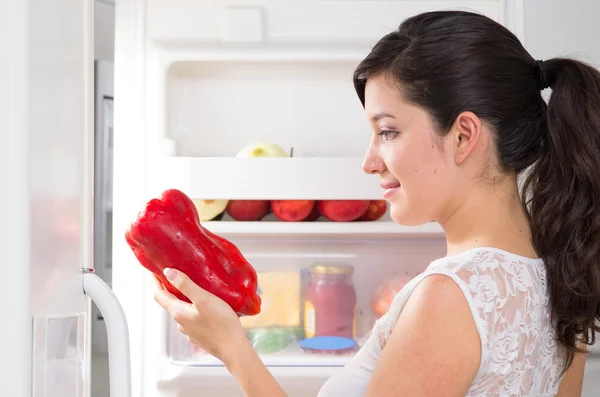 Giovane bella donna in cerca di cibo nel frigorifero — Foto Stock