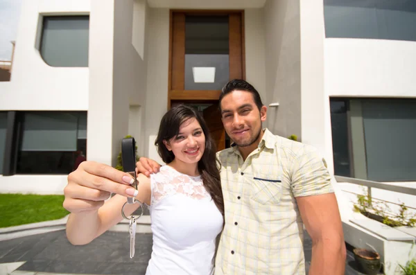 Happy couple holding key to their new house — Stock Photo, Image
