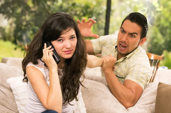 Pareja casada luchando en casa — Foto de Stock