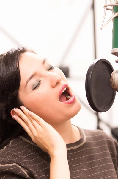 Belle jeune fille chantant en studio de musique — Photo