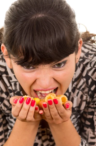 Giovane ragazza mangiare troppo cibo spazzatura — Foto Stock