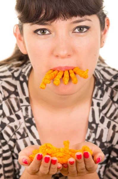 Giovane ragazza mangiare troppo cibo spazzatura — Foto Stock
