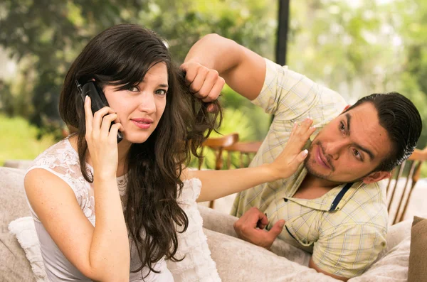 Casal lutando em casa — Fotografia de Stock