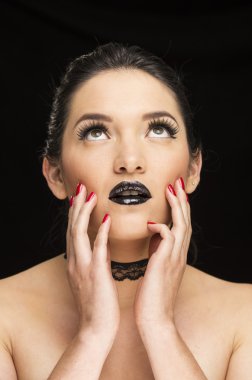 güzel bir Gotik genç kadın kırmızı tırnaklar