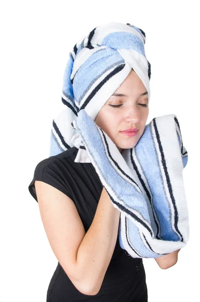 Piękna młoda kobieta czyszczenie twarzy ręcznikiem — Zdjęcie stockowe