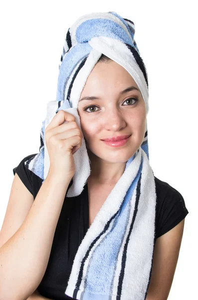Bela jovem mulher limpando seu rosto com uma toalha — Fotografia de Stock