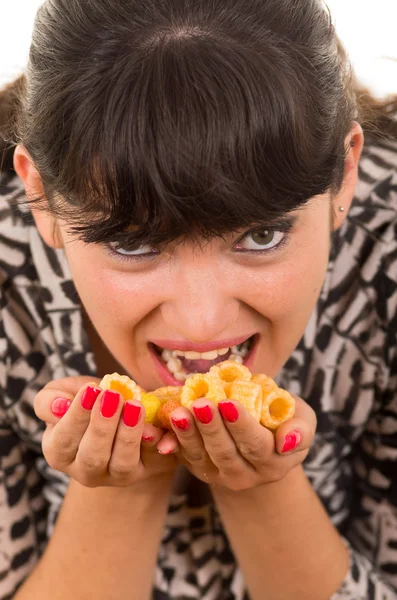 Giovane ragazza mangiare troppo cibo spazzatura — Foto Stock