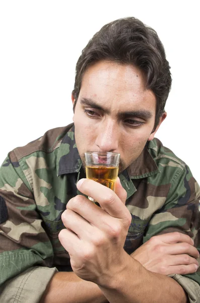 미친 듯 군사 군인 베테랑 ptsd 마시는 술의 총 — 스톡 사진