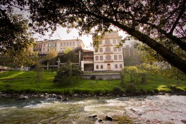 Önemli şehir Simgesel Yapı Tomebamba nehir Cuenca Ekvator eski sömürge kasaba ve modern bir bölme