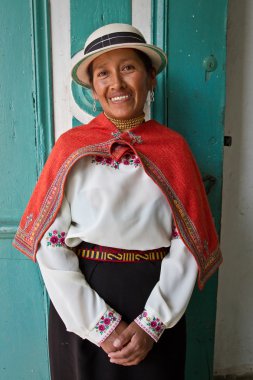 Geleneksel giyim Guaranda Ekvador güzel yerli kadının portresi