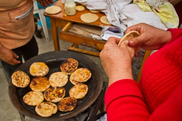 Mulher indígena fazendo tortilhas de milho em um mercado local de Cuenca — Fotografia de Stock