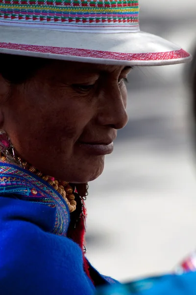 Portret van inheemse vrouw uit Guaranda Ecuador dragen van traditionele kleding — Stockfoto