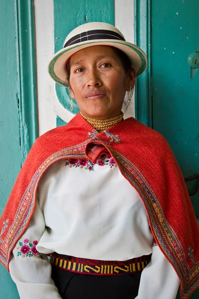 Retrato de jovem indígena de Guaranda Equador vestindo roupas tradicionais — Fotografia de Stock