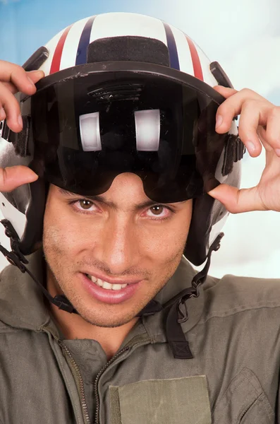 Junge hübsche Pilot trägt Helm über Himmel Hintergrund — Stockfoto