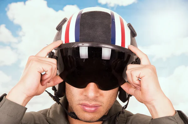 若いハンサムなパイロット空を背景にヘルメットを着用 — ストック写真