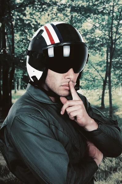 Jeune beau pilote homme portant uniforme et casque — Photo