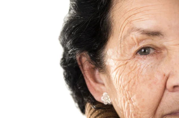 Портрет бабушки, смотрящей ностальгией в камеру — стоковое фото