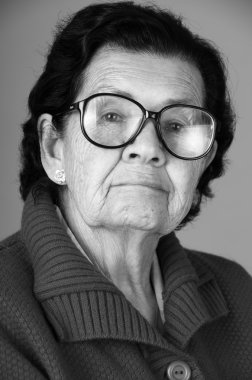 kameraya nostaljik seyir büyükanne portresi