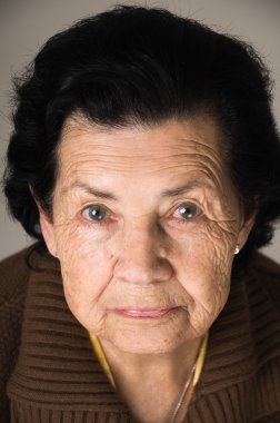 kameraya nostaljik seyir büyükanne portresi