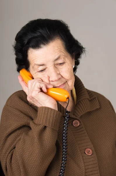 Retrato de la abuela anciana hablando por teléfono —  Fotos de Stock