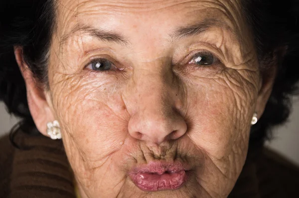 Портрет сладкой бабушки, посылающей поцелуй — стоковое фото