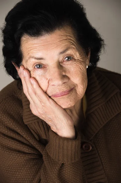 Portret van zoete liefdevolle gelukkig grootmoeder — Stockfoto