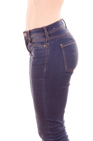 腹を見せてジーンズを身に着けている美しい若いスリムなトップレス女性 — ストック写真