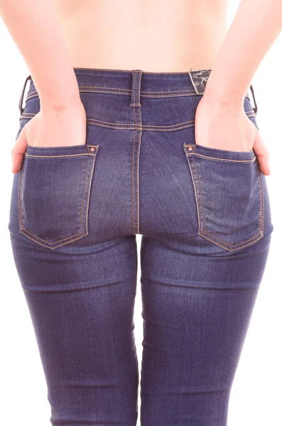 Schöne junge schlanke Frau oben ohne trägt Jeans, die Bauch zeigt — Stockfoto