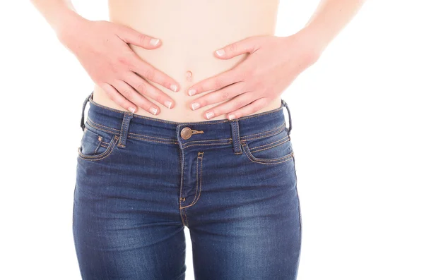 Schöne junge schlanke Frau oben ohne trägt Jeans, die Bauch zeigt — Stockfoto