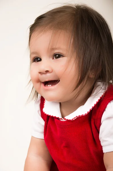 Retrato de adorável morena bebê menina vestindo vestido vermelho — Fotografia de Stock