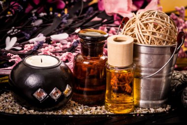 mum ve pembe çiçekler spa konsepti ile yağlar