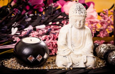 mumlar ve Buda heykeli çiçek spa konsepti ile