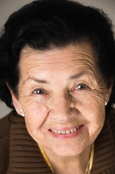 Портрет милої люблячої щасливої бабусі — стокове фото