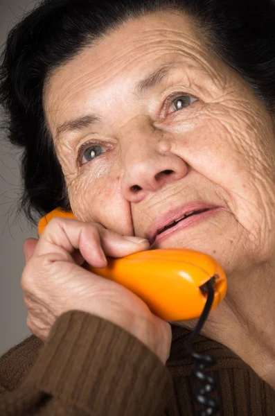 Retrato de la abuela anciana hablando por teléfono —  Fotos de Stock