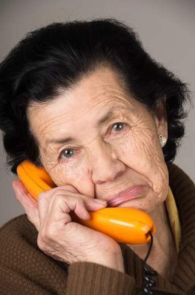 Portret babci staruszka rozmawia przez telefon — Zdjęcie stockowe