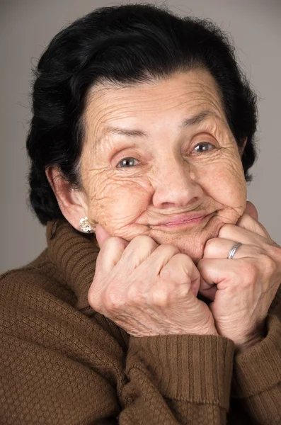 Portret van zoete liefdevolle gelukkig grootmoeder — Stockfoto