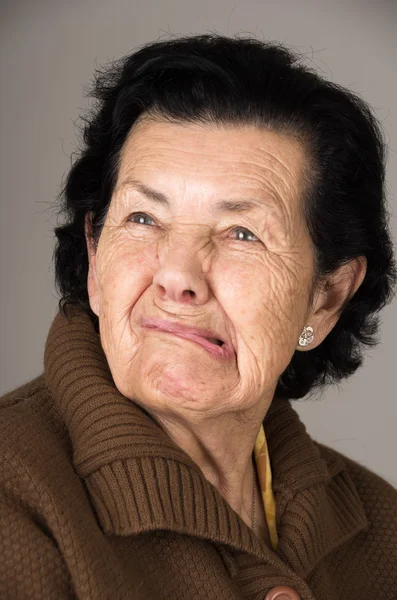 Retrato de velha mulher rabugenta avó — Fotografia de Stock