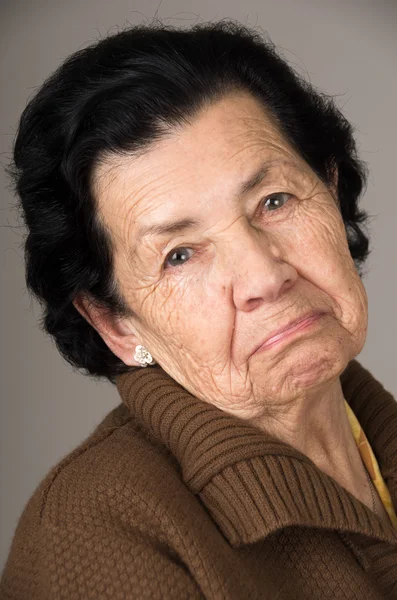 Ritratto di vecchia donna irritabile nonna — Foto Stock
