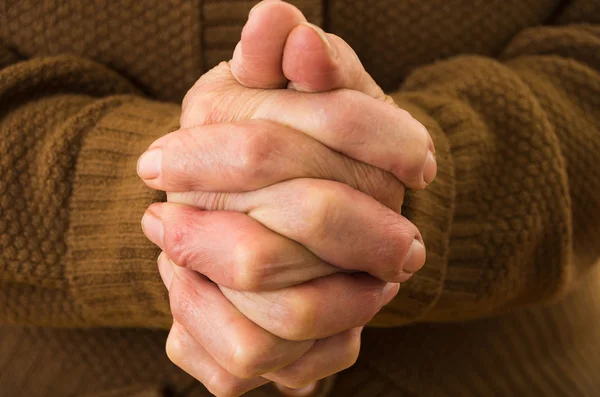 Close-up tiro de avós mãos rezando — Fotografia de Stock