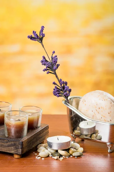 Óleos velas sabonetes pedras flor conceito spa — Fotografia de Stock