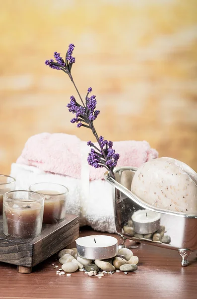 Óleos velas sabonetes pedras flor conceito spa — Fotografia de Stock