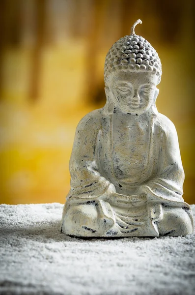 Pequena escultura de buddha sobre seixos brancos — Fotografia de Stock