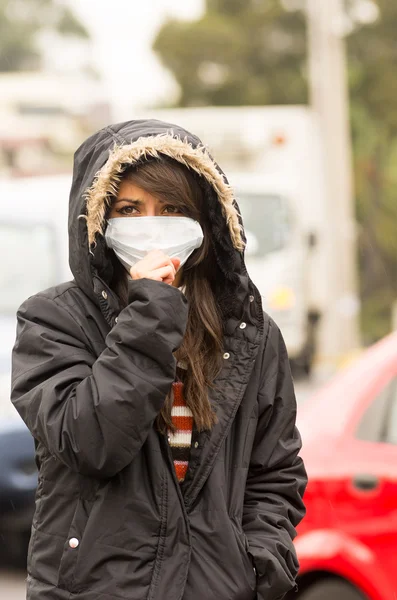 Niña caminando con chaqueta y una máscara en la ciudad concepto de la calle de la contaminación — Foto de Stock