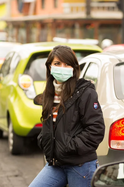 Niña caminando con una máscara en la ciudad concepto de la calle de la contaminación — Foto de Stock