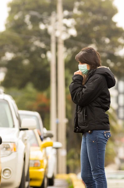 Giovane ragazza che cammina indossando una maschera in città concetto strada di inquinamento — Foto Stock