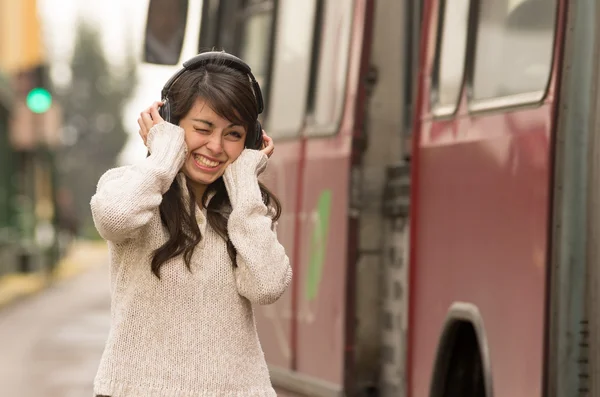 Femme marchant dans la rue de la ville couvrant ses oreilles concept de pollution sonore — Photo