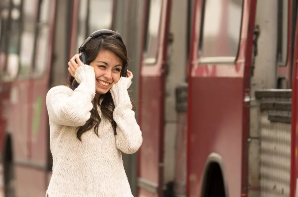 Femme marchant dans la rue de la ville couvrant ses oreilles concept de pollution sonore — Photo