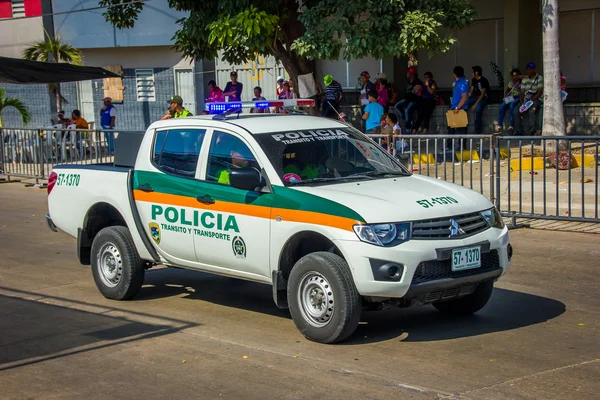 Policías patrullando calles justo antes de la celebración folclórica más importante de Colombias, el Carnaval de Barranquilla, Colombia —  Fotos de Stock